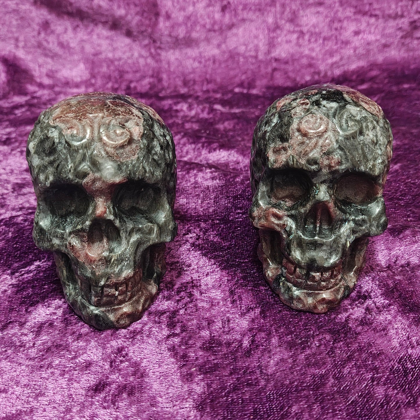 Garnet in Arfvedsonite Skulls